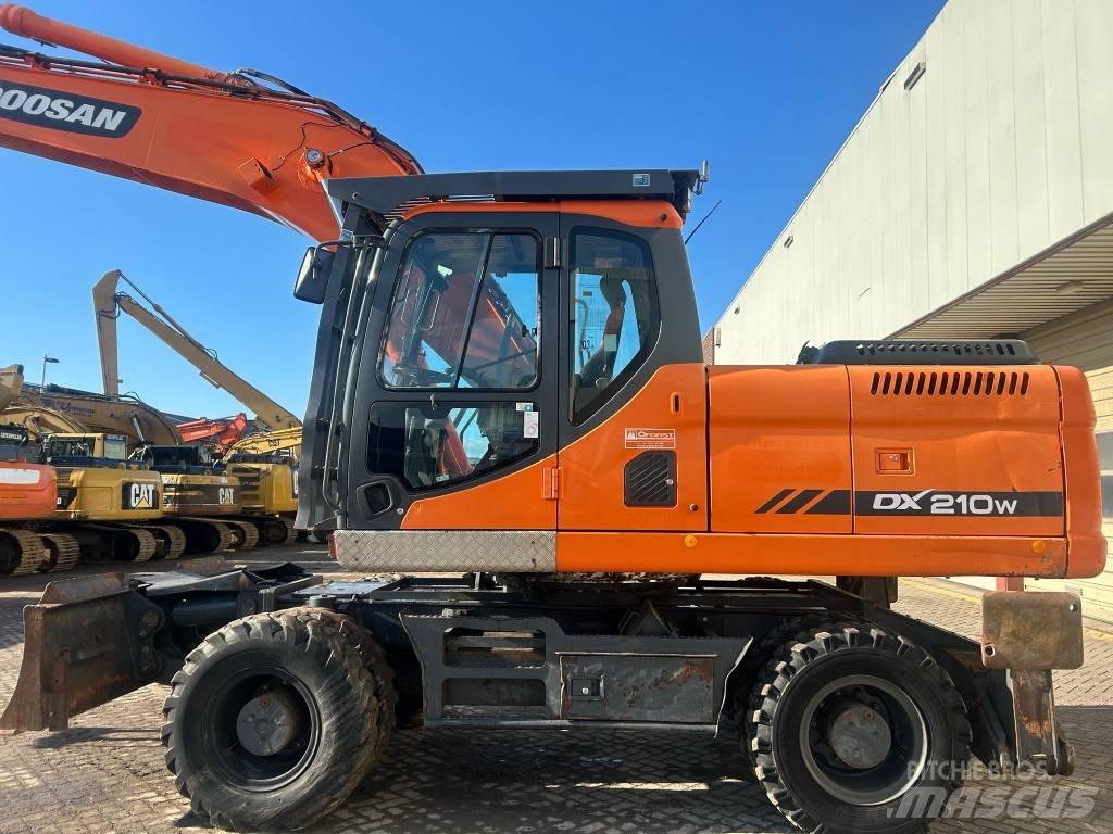 Doosan DX 210 W  휠 굴삭기
