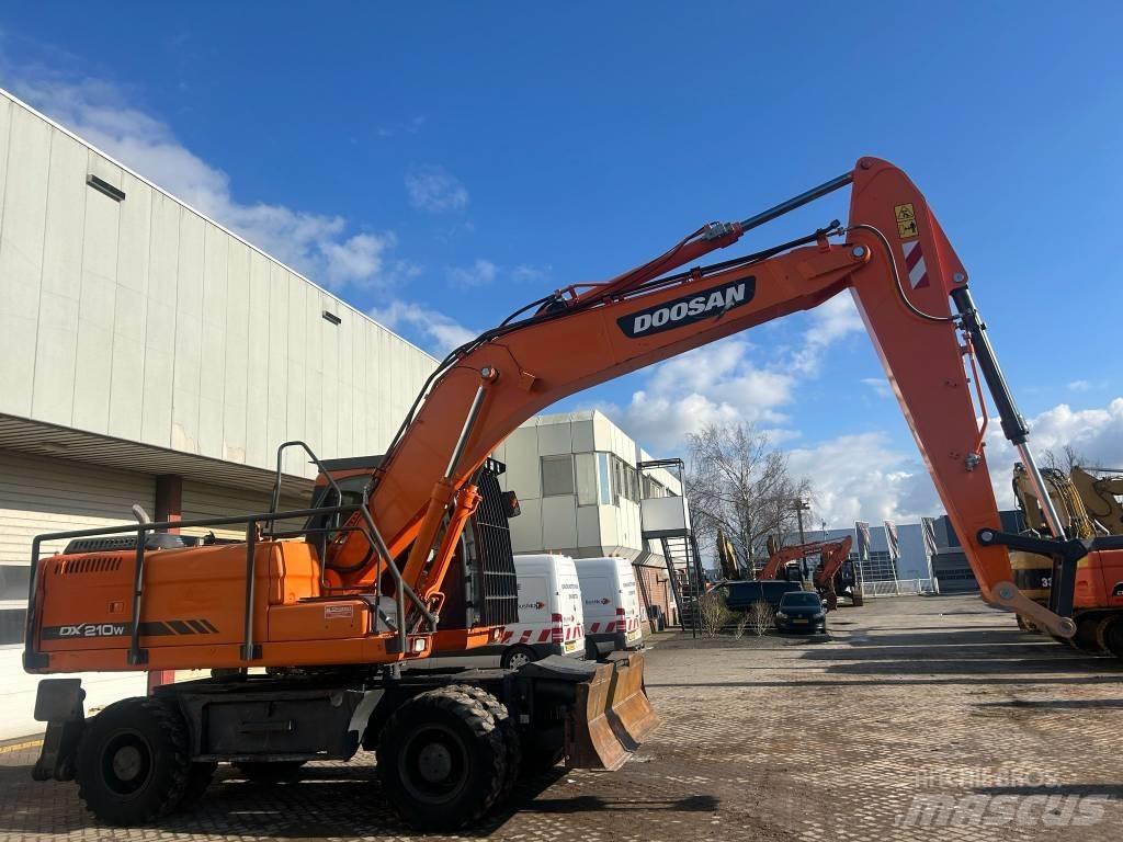 Doosan DX 210 W  휠 굴삭기