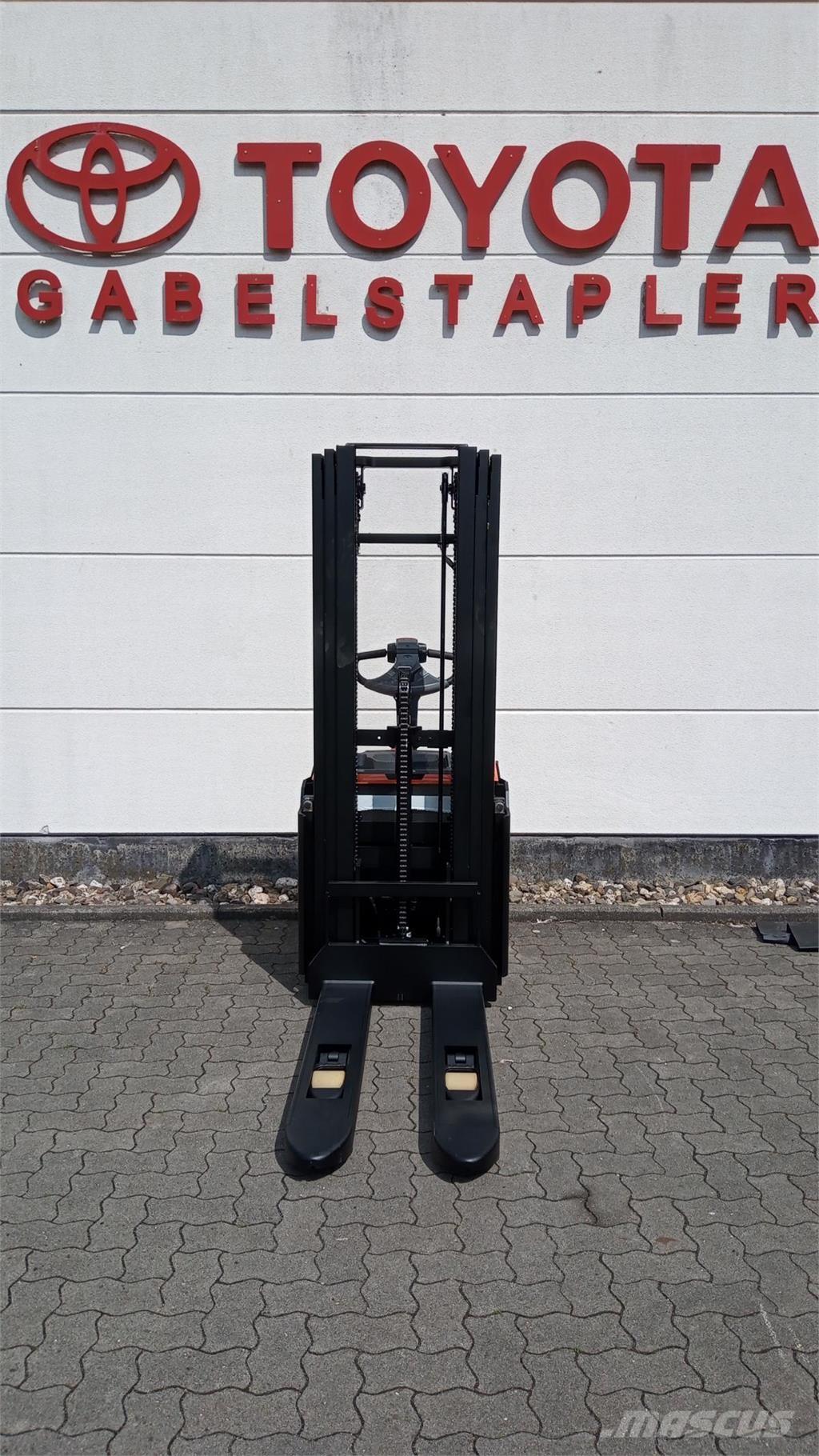 Toyota SWE140L 보행식 리치 지게차