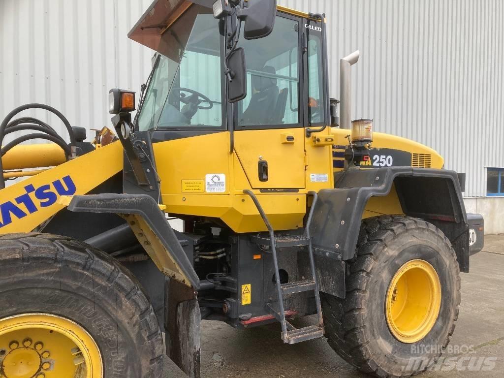 Komatsu WA 250  휠로우더