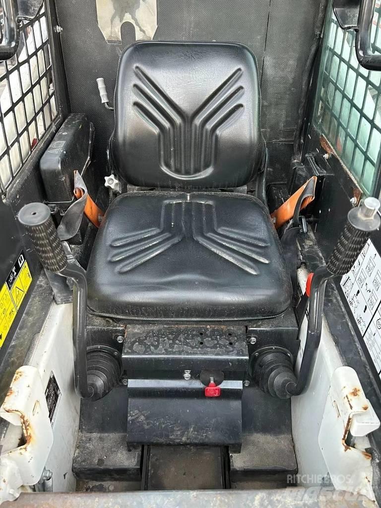 Bobcat S 70  스키드로더