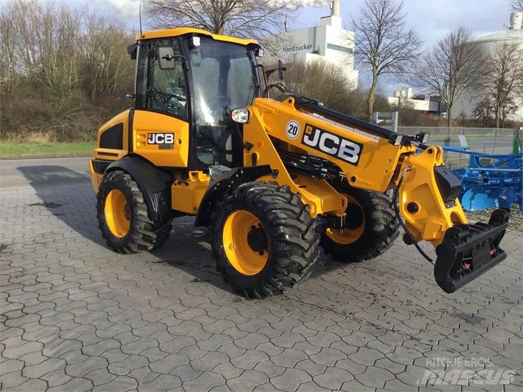 JCB TM 220 Agri 견인식 전동이동 리프트