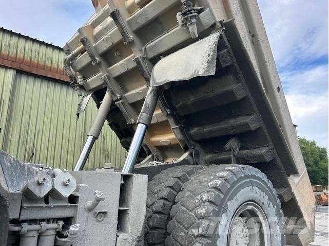 Komatsu HD605-7 초대형 덤프 트럭