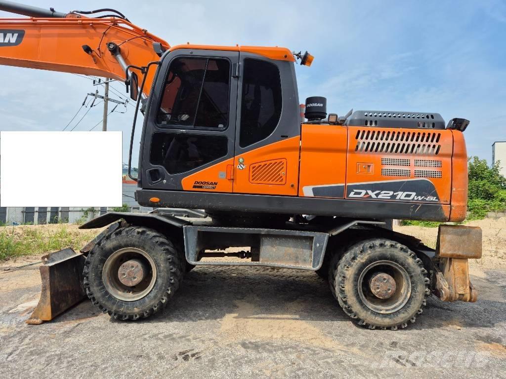 Doosan DX 210 W  휠 굴삭기