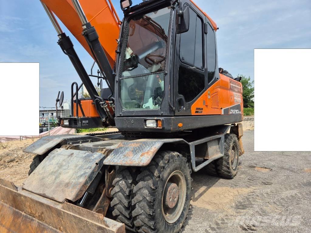 Doosan DX 210 W  휠 굴삭기