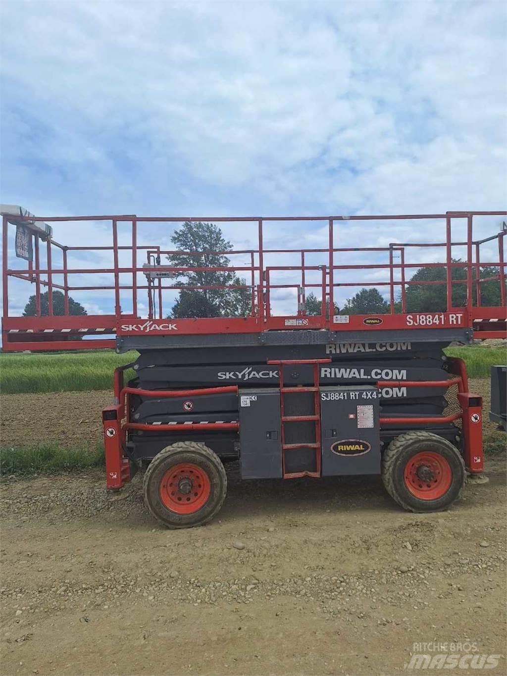 SkyJack 8841RT 가위형 리프트