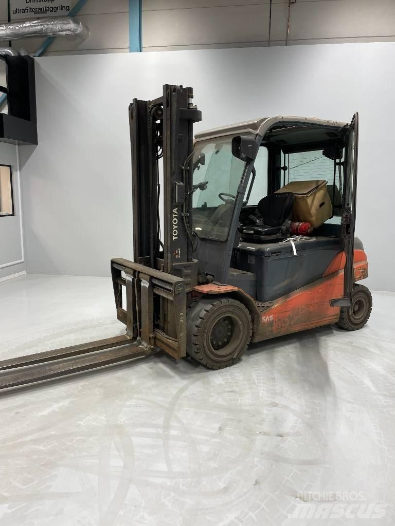 Toyota 8FBMT50 전동 지게차