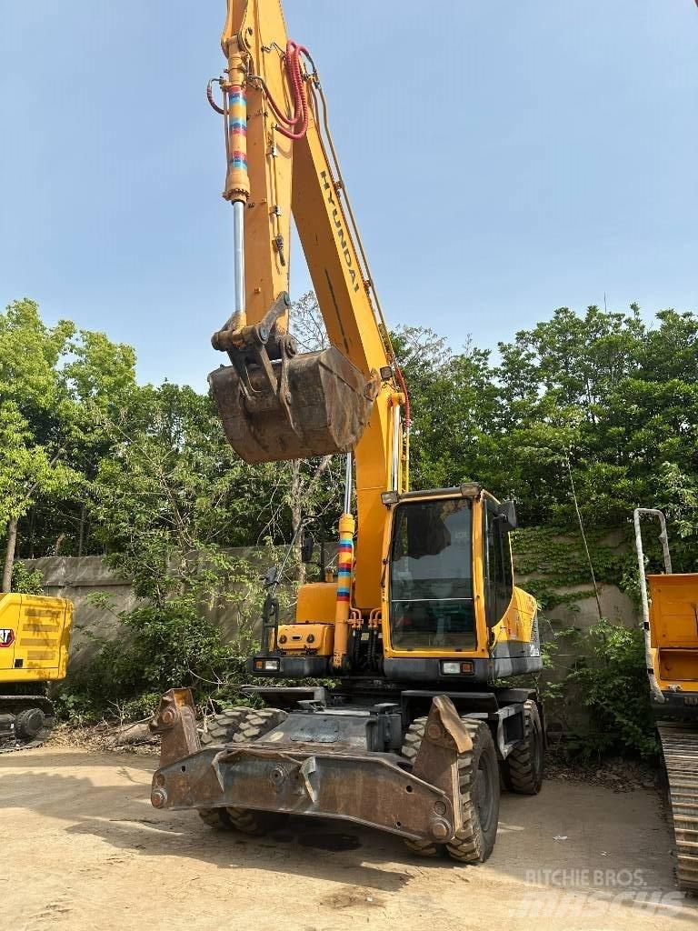 Hyundai R210W-9  휠 굴삭기