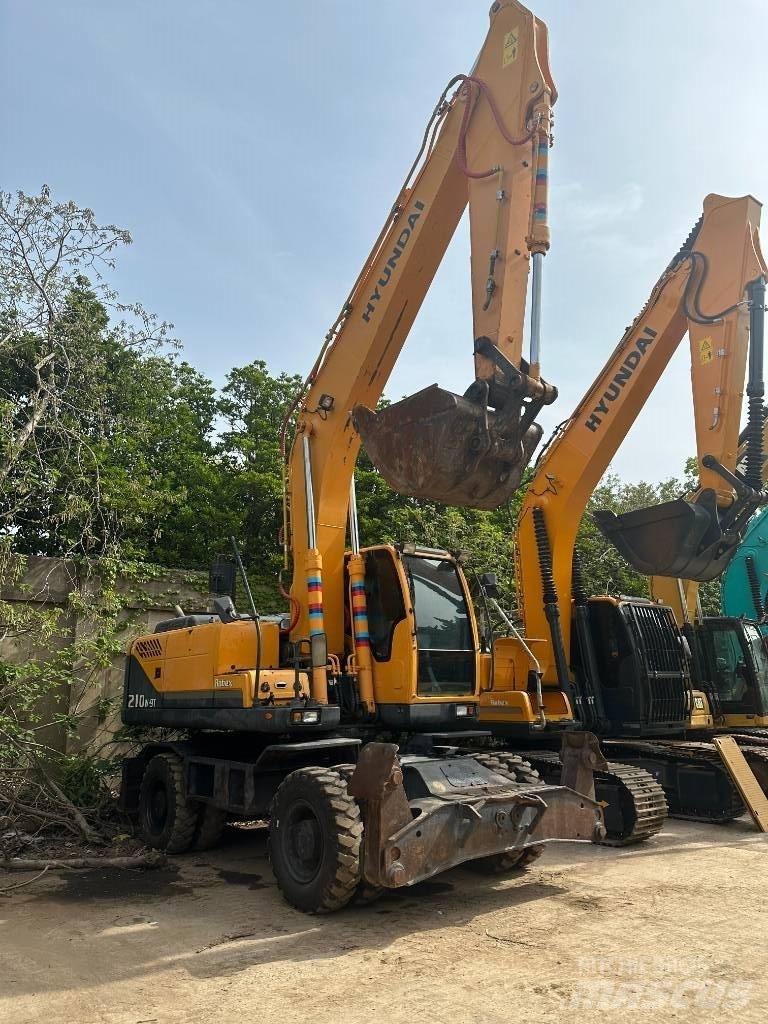 Hyundai R210W-9  휠 굴삭기