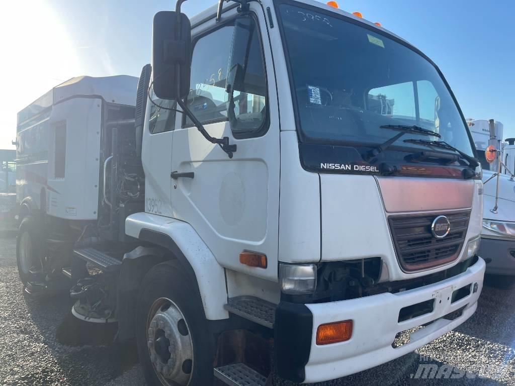 UD 3300 청소 트럭