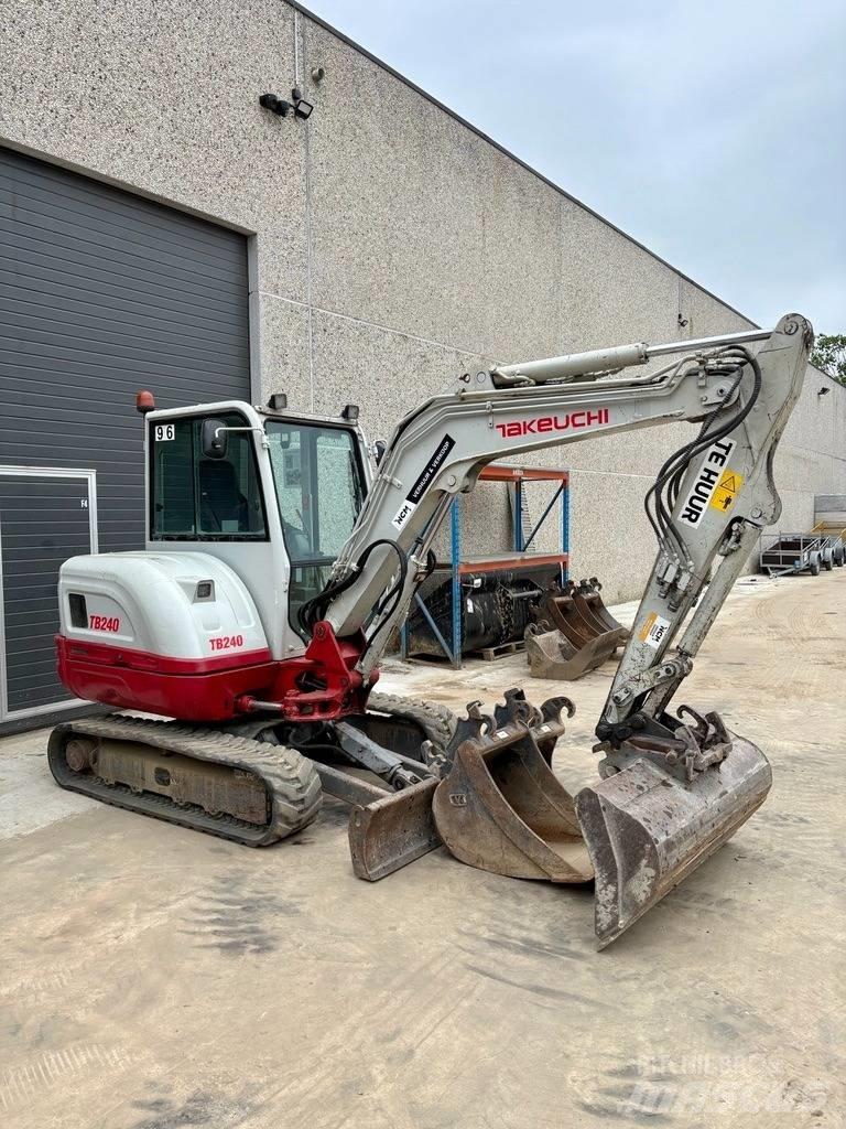 Takeuchi TB 240 소형 굴삭기 7톤 미만