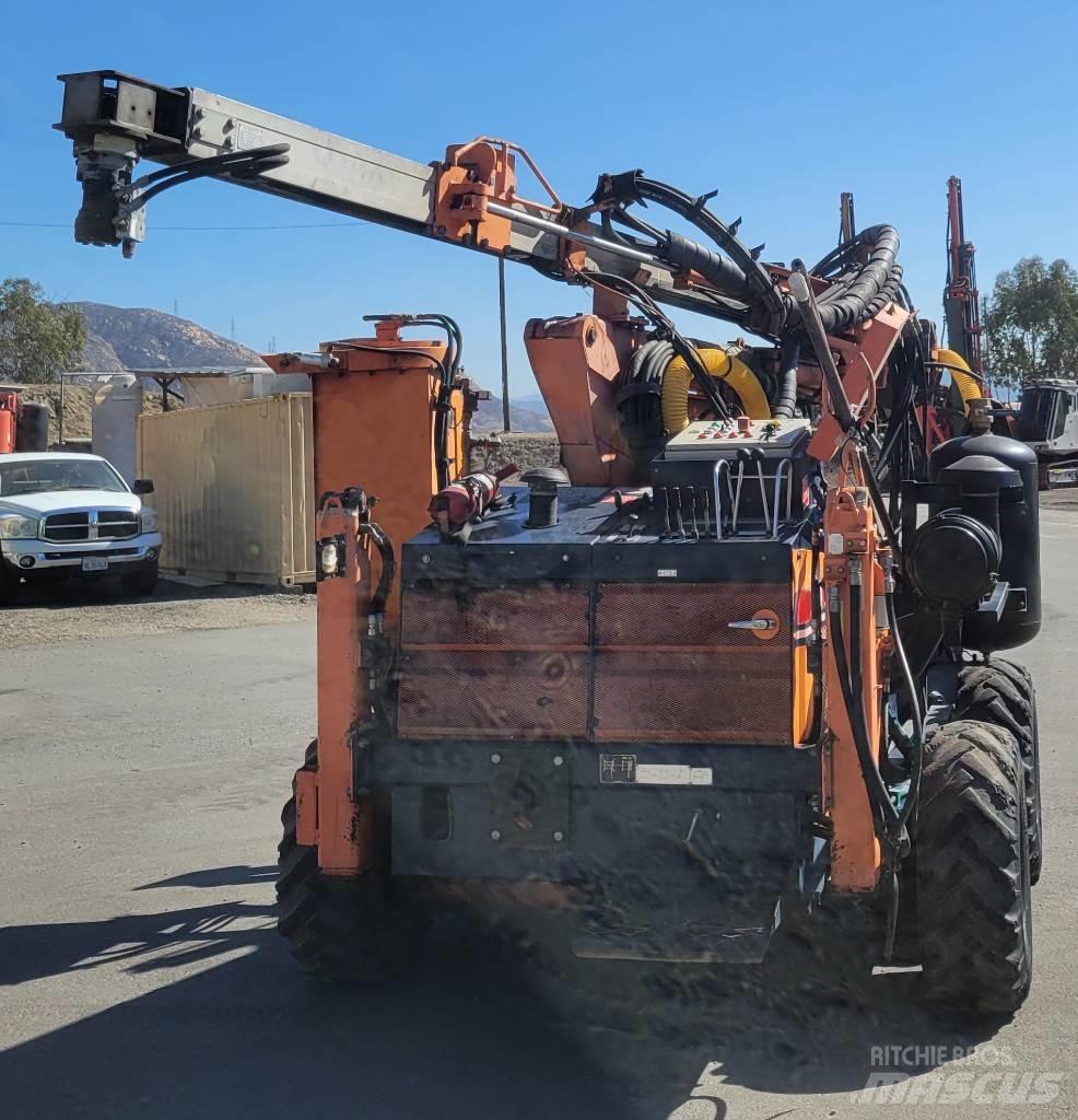 Sandvik DC 300 도로 굴착기