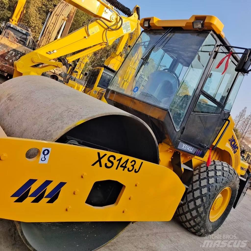 XCMG XS 142 J 싱글 드럼 롤러