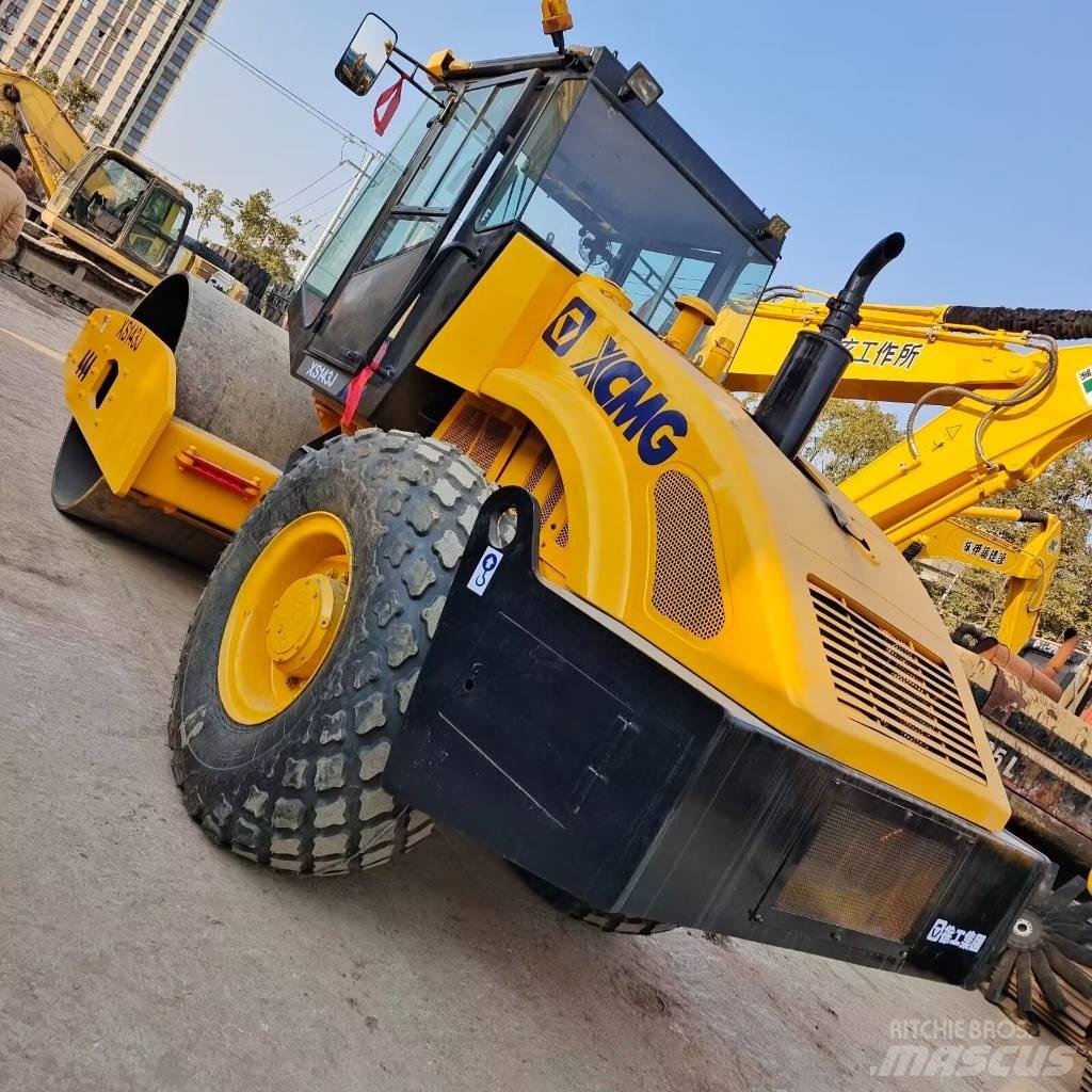 XCMG XS 142 J 싱글 드럼 롤러