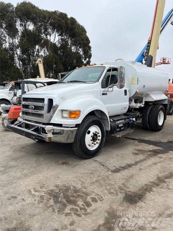 Ford F750 탱커 트럭