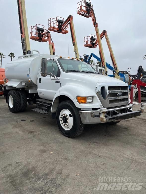 Ford F750 탱커 트럭