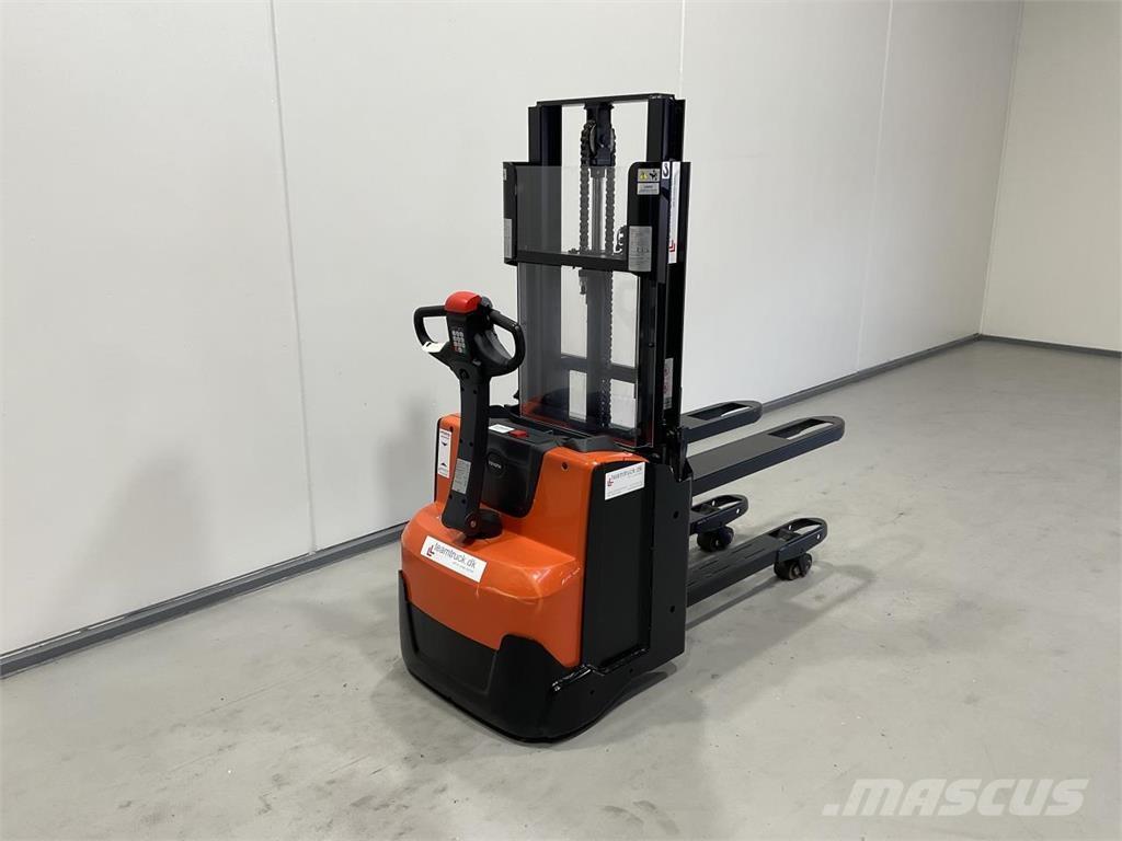 Toyota SWE200D 보행식 리치 지게차