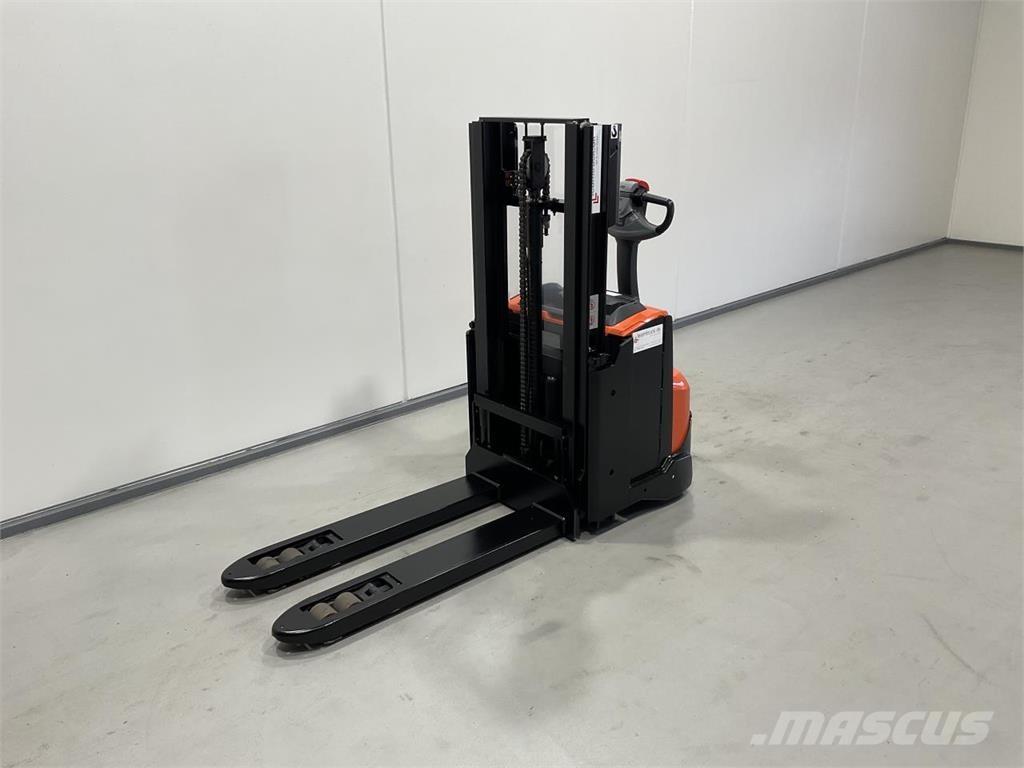 Toyota SWE200D 보행식 리치 지게차