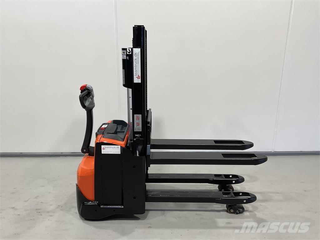 Toyota SWE200D 보행식 리치 지게차