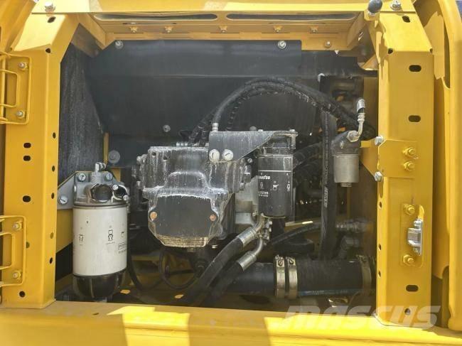 Komatsu PC 240-8 대형 굴삭기 29톤 이상