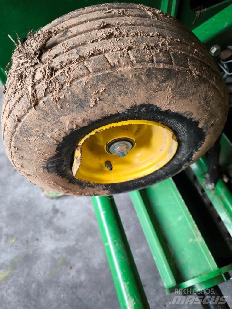 John Deere V461M 원형 곤포기