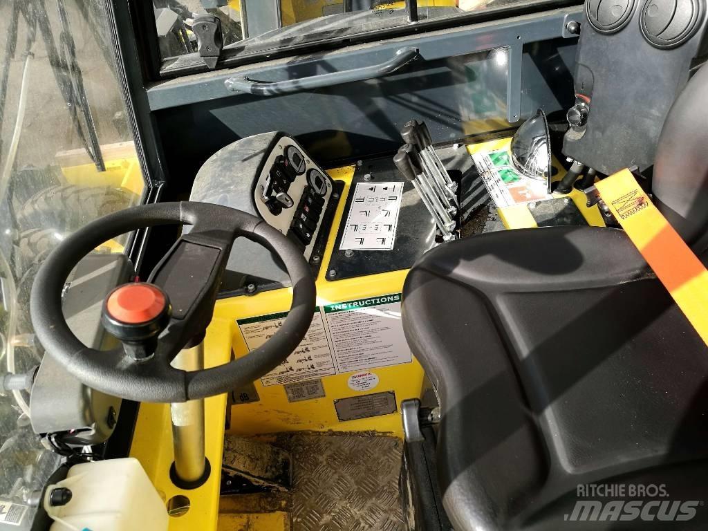 Moffett M8 35.3 험지용 트럭