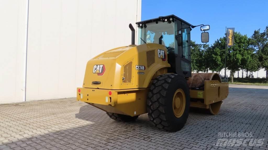 CAT CS 74 B 싱글 드럼 롤러