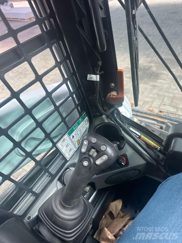 Bobcat T 590  스키드로더