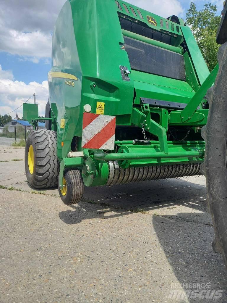 John Deere V451M 원형 곤포기