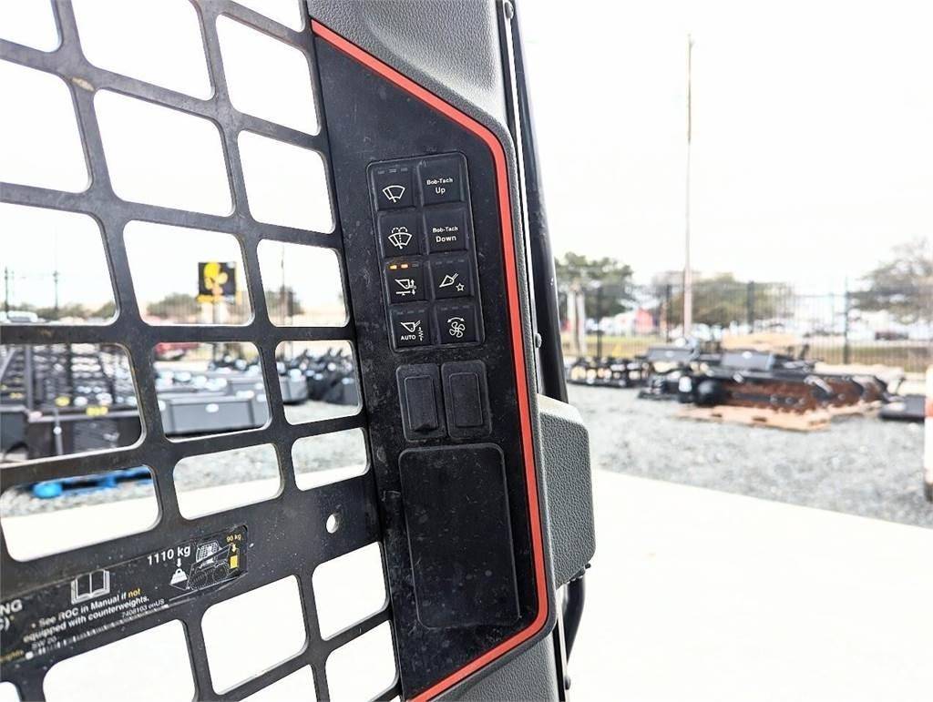 Bobcat T66  스키드로더