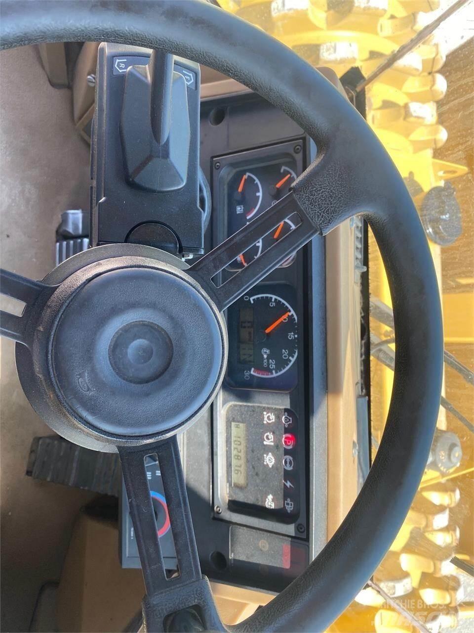 CAT 815F 폐기물 다짐기