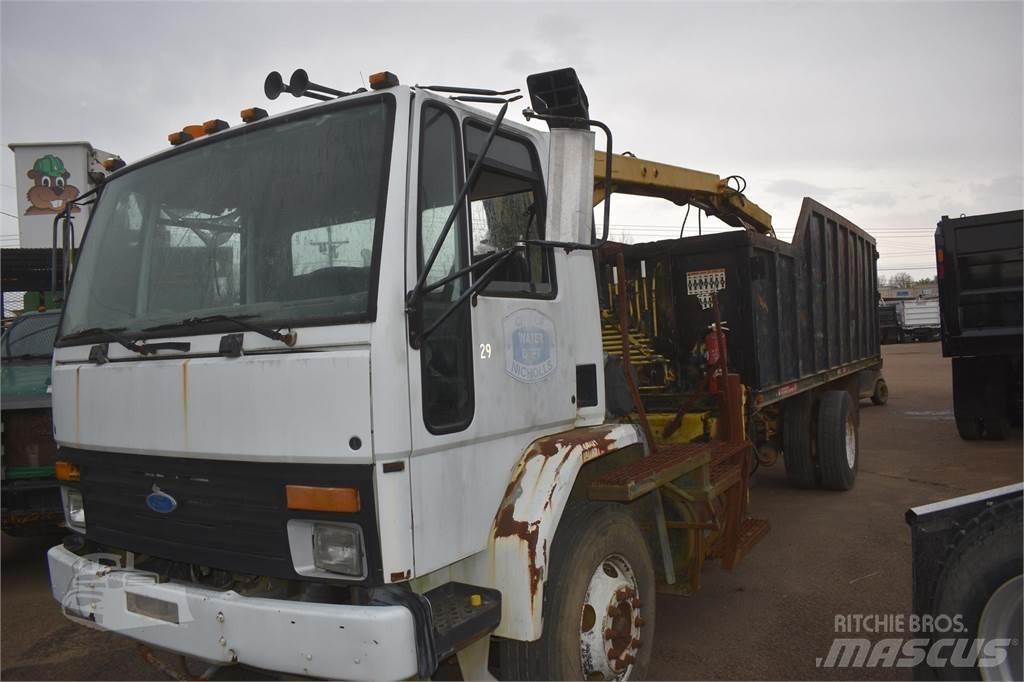 Ford CF8000 크레인 트럭
