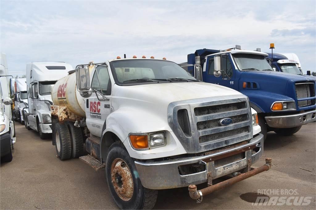 Ford F750 탱커 트럭