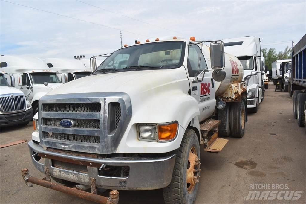 Ford F750 탱커 트럭