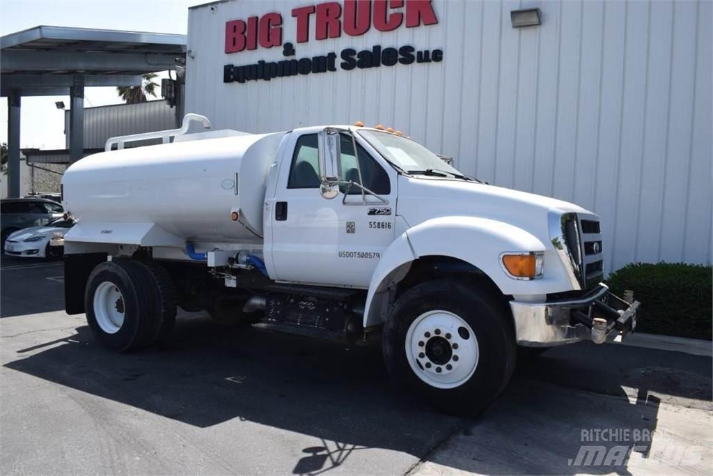 Ford F750 탱커 트럭
