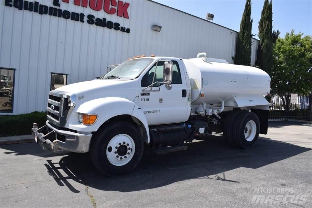 Ford F750 탱커 트럭