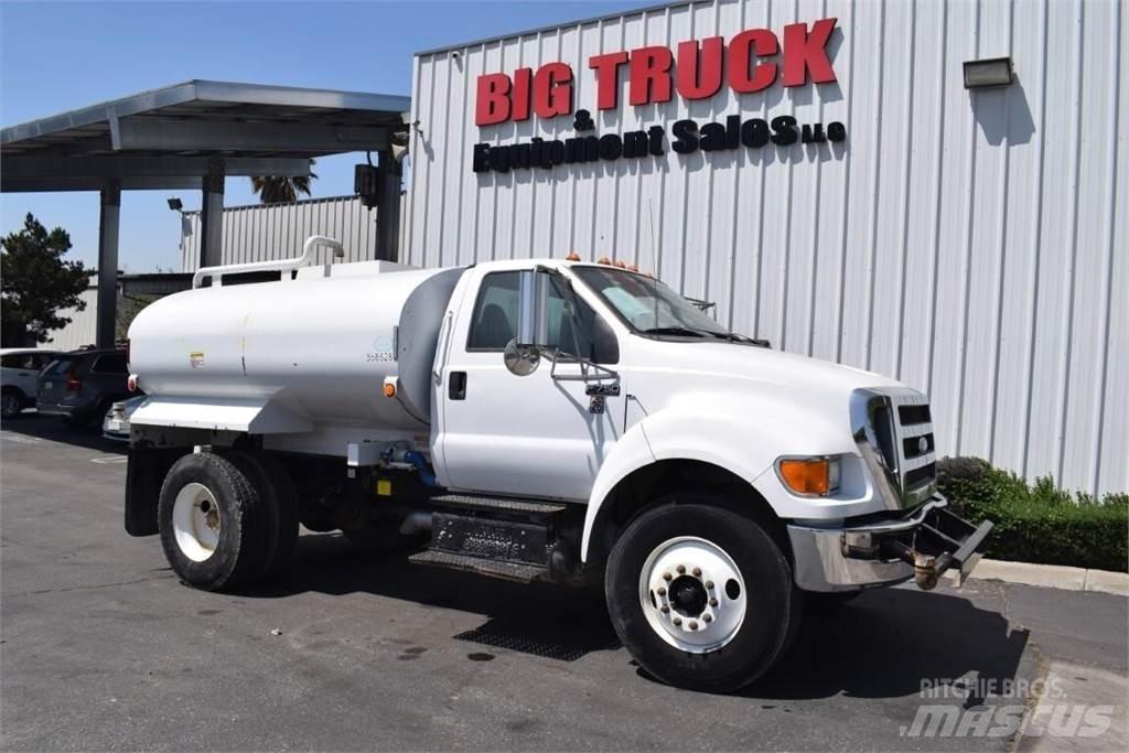 Ford F750 탱커 트럭