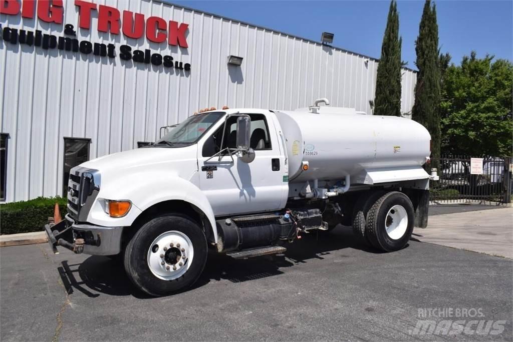 Ford F750 탱커 트럭