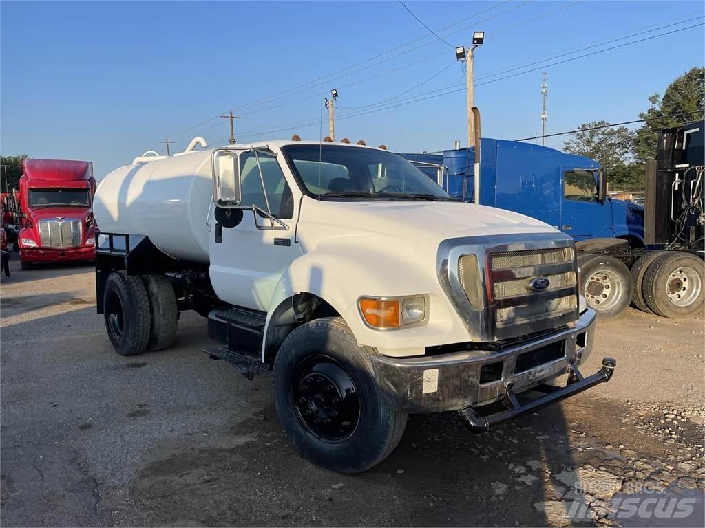 Ford F750 탱커 트럭