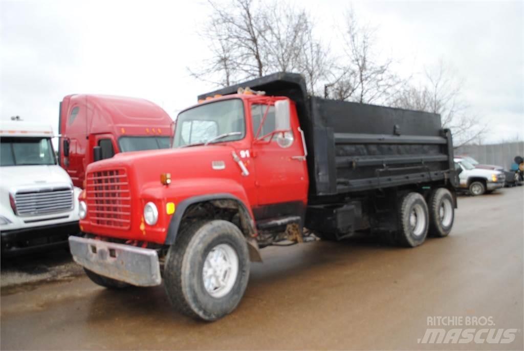 Ford L8000 덤프 트럭