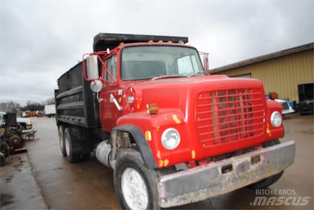 Ford L8000 덤프 트럭