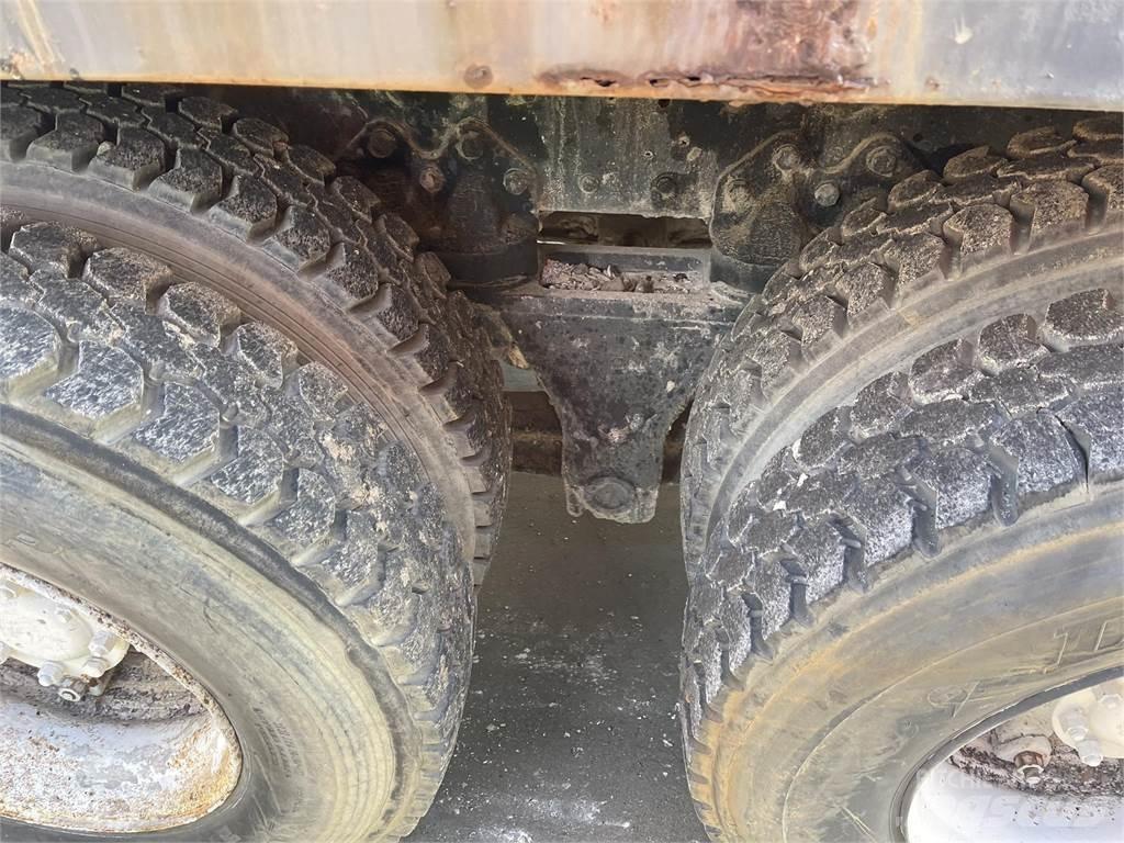 Ford L8000 덤프 트럭