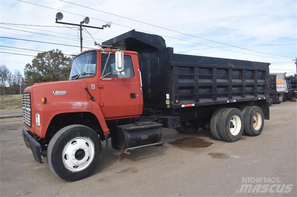 Ford L8000 덤프 트럭