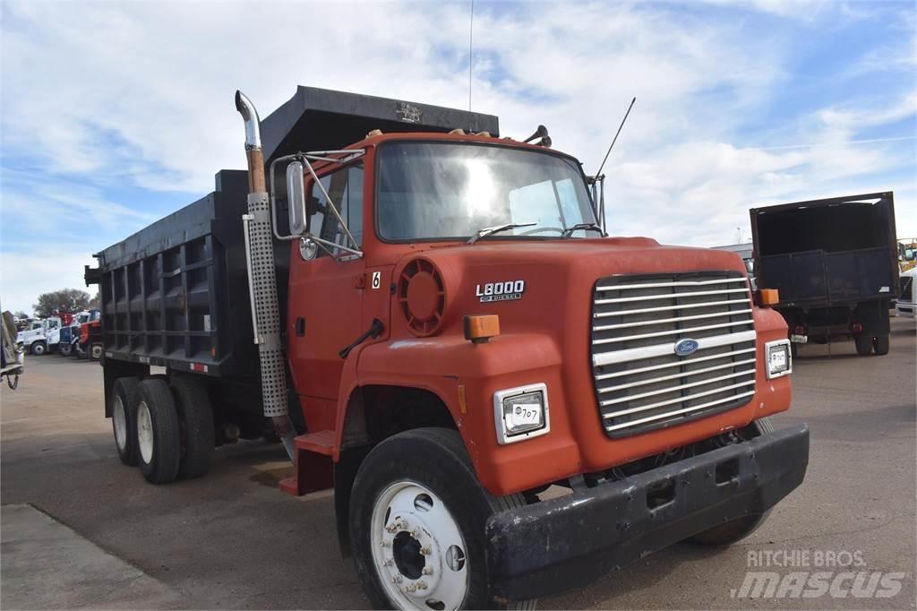 Ford L8000 덤프 트럭