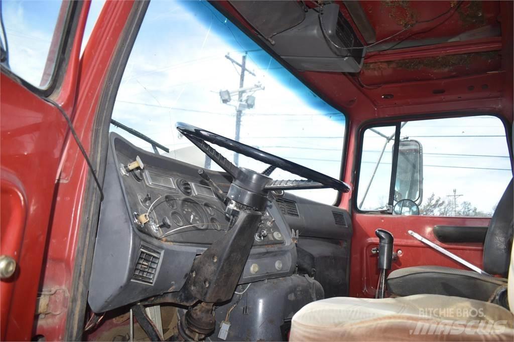 Ford L8000 덤프 트럭