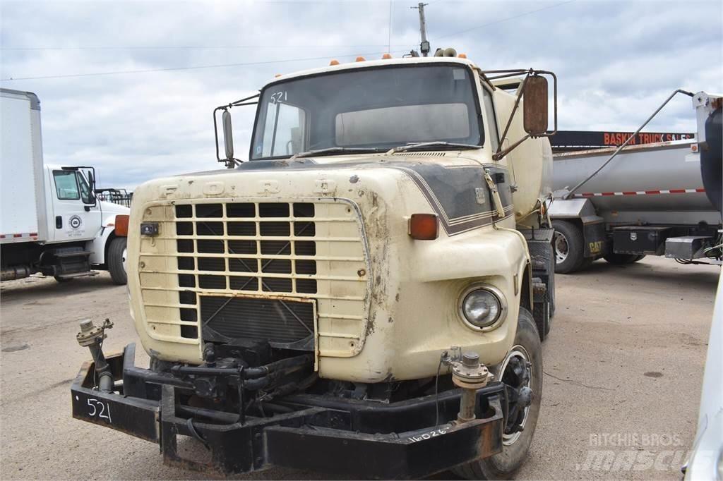 Ford L8000 탱커 트럭