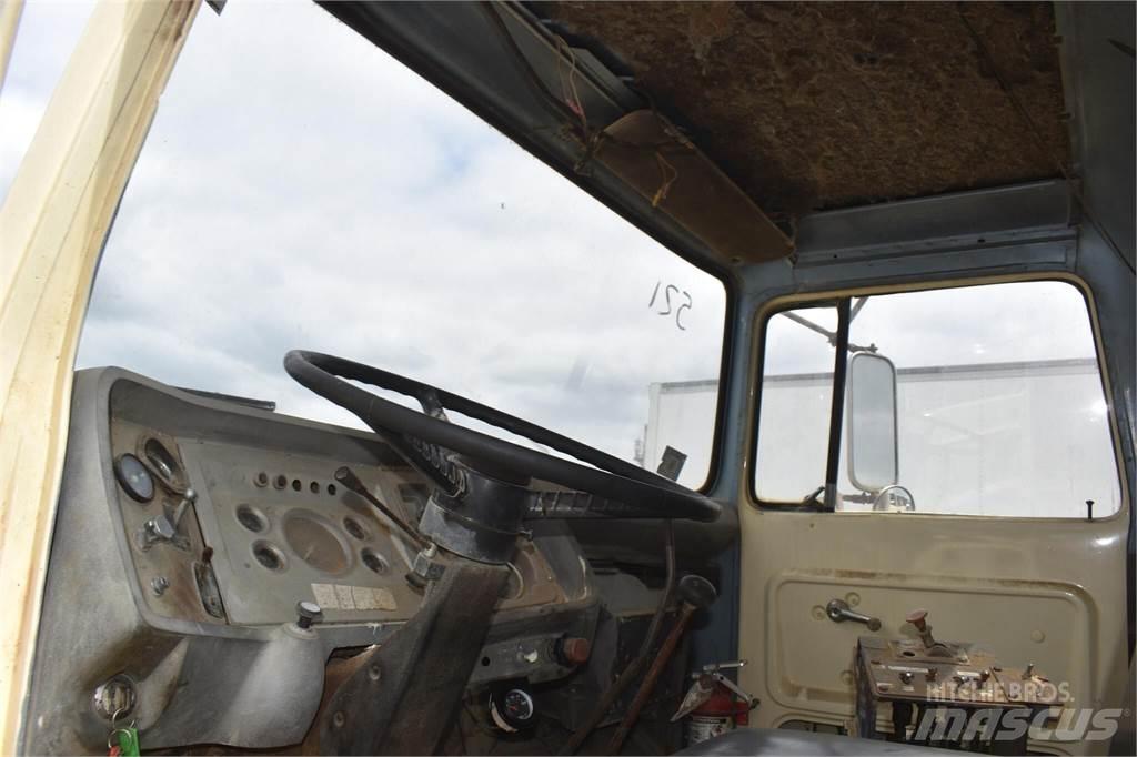 Ford L8000 탱커 트럭