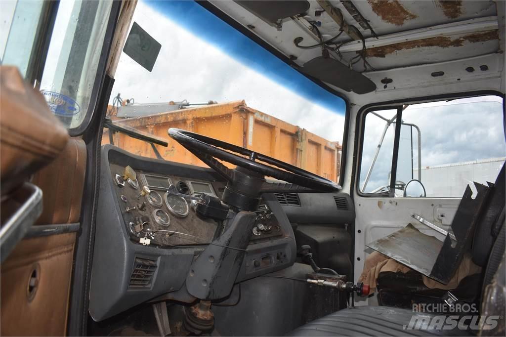 Ford L8000 크레인 트럭
