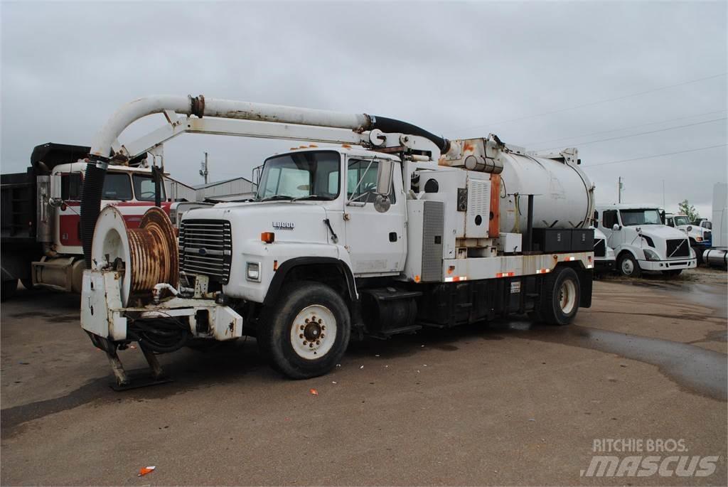 Ford L8000 탱커 트럭