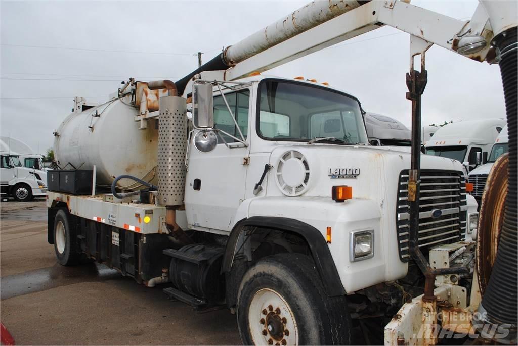 Ford L8000 탱커 트럭